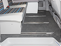 Tapis en velours T6 / T5 VW California Beach espace voyageurs avec banquette 2 places (à partir de 2011), coloris « Noir Titane »