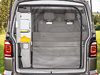The new FLYOUT for the tailgate opening guarantees fast access to the storage trays of the rear wardrobe.