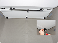Drei Klettverschluss-Pads werden an der vorderen Dachverkleidung (ABS) mit je zwei Schrauben befestig.