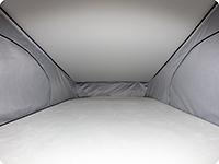 La membrane ISO-TOP Mark VI protège également autant que possible le matelas de l'humidité si l'on désire refermer le toit alors qu'il pleut et que le soufflet est mouillé.