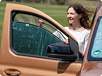 Les moustiquaires FLYOUT pour les fenêtres conducteur / passager peuvent aussi s’utiliser avec ISOLITE Inside pour fenêtres conducteur / passager (Art. : 100 701 652) en combinaison avec les grilles d’aération VW.