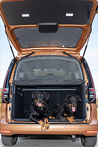 Naturally, FLYOUT for the tailgate opening can be rolled up and attached, if four-legged family members need a seat or place to rest.