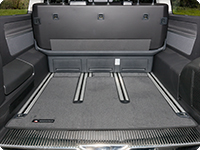 Tapis en velours pour l’espace de chargement du coffre T6.1 / T6 / T5 VW Multivan et California Beach (à partir de 2010)  avec banquette 3 place, coloris « Noir Titane »
