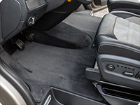 Tapis en velours T6 Volkswagen espace cabine conducteur. Design : « Noir Titane ».