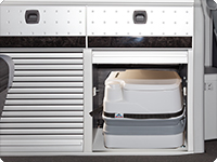 The strap-handle allows easy handling of the branded toilet “Porta Potti 335”. 