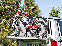 Up to two bikes can be transported additionally to the loaded FLEXBAG Cargo.