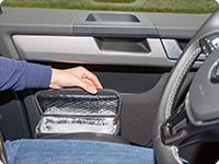 MULTIBOX hat eine isolierte Klappe mit Klettverschluss, die sich in Höhe der Sitzfläche befindet und während der Fahrt mit einer Hand leicht geöffnet und geschlossen werden kann.