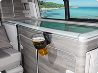 Das Bierglas passt zum VW-T6-California-Becherhalter