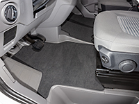 Das Veloursteppich-Set fürs Fahrerhaus VW Grand California ist dreiteilig verarbeitet