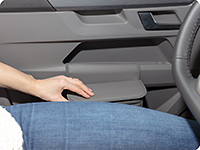 MULTIBOX has an insulated flap with Velcro fastener that is located at the height of the seat and can be easily opened and closed with one hand while driving.