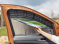 Für die obere Befestigung der ISOLITE wird unten auf dem Rahmen des VW-Lüftungseinsatzes ein Streifen selbstklebendes Flauschband angebracht.