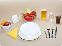 Geschirrset und Trinkglas–Set „Gourmet“.